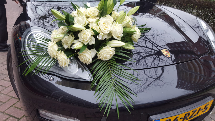 witte rozen met layls autoboeket